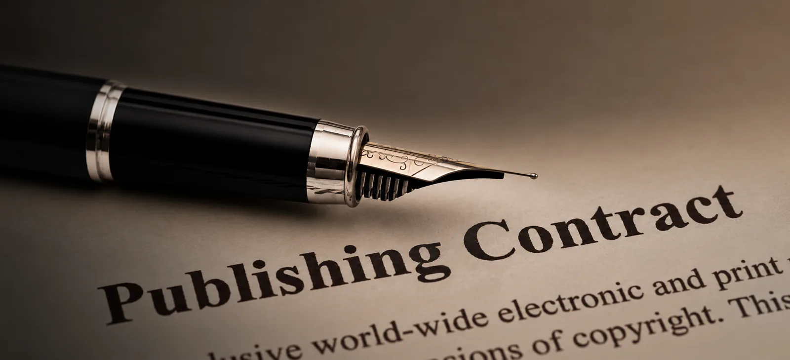 Füllfederhalter auf einem Publishing Contract – Musikverlagsvertrag prüfen lassen